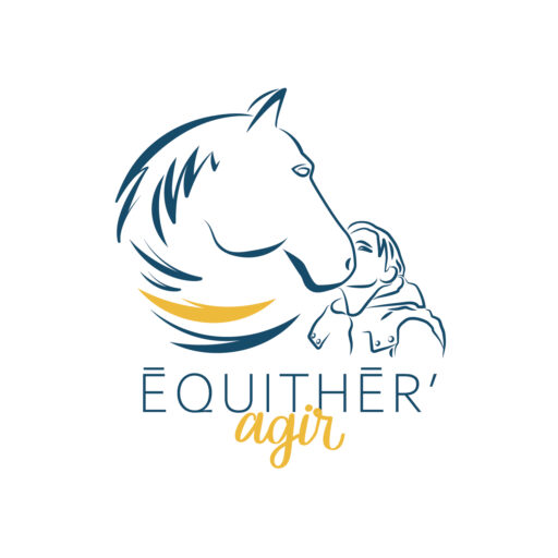 Logo de l’entreprise “Equither’Agir”, spécialisée en équithérapie et médiation équine. Le logo représente un cheval stylisé de profil, qui semble interagir affectueusement avec une personne. Le nom de l’entreprise est inscrit à droite, avec “Équither’” en lettres bleues majuscules et “agir” en lettres cursives jaunes.